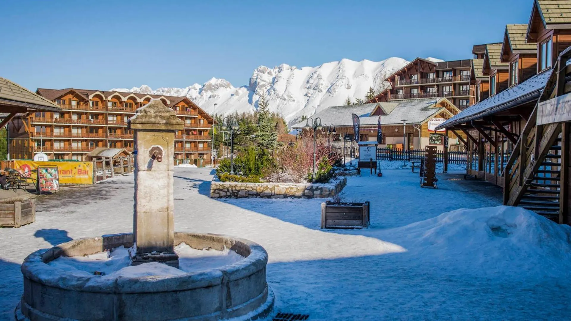 Chalet Mitoyen 7P Avec Piscine, Sauna, Parking Gratuit Et Proche Commerces - Fr-1-504-67 Le Devoluy France